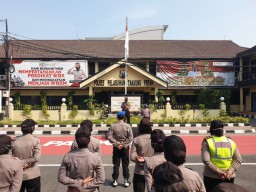 Kabag Ops Polres Tanjung Perak Pimpin Apel Kesiapan PAM Jalur Unjuk Rasa Buruh