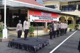 Kapolres Tanjung Perak Pimpin Upacara Kenaikan Pangkat Pengabdian & Pemberian Piagam Penghargaan