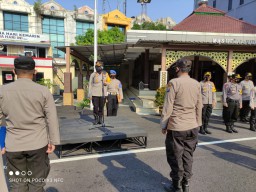 Kapolres Tanjung Perak Pimpin Apel Pagi, Beri Arahan Terkait Penyekatan & Penerapan Protokol Kesehatan di Pospam