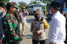 Kapolres Menghimbau Masyarakat Yang Lewat Akses Tol Suramadu Kooperatif Menjalani Pemeriksaan Petugas di Pos Penyekatan