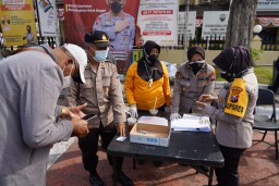 Kapolres Tanjung Perak Cek Pelaksanaan Vaksinasi Covid-19 di Depan Mako