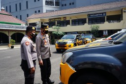 Kapolres Tanjung Perak Cek Kendaraan Dinas Polri Yang Akan Dikirim Untuk Pengamanan PON XX di Papua