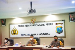 Kapolres Tanjung Perak Pimpin Anev Penanggulangan Covid-19 Sekaligus Beri Penghargaan Kepada Anggota