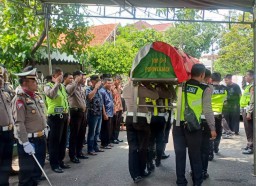 Kapolsek Krembangan Pimpin Upacara Pemakaman Anggota Satlantas Polres Tanjung Perak