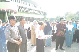 Babinkamtibmas Takal Kedinding, Lakukan Pengamanan Deklarasi Sekolah Ramah Anak di SMPN 60