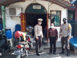 Polsek Asemrowo Gelar Pengamanan Kebaktian di Gereja Kristus Indonesia