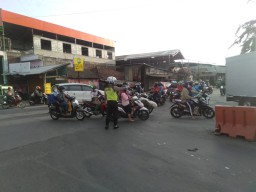 Unit Lantas Polsek Asemrowo Bantu Kepulangan Pekerja Lewat Pengaturan Sore