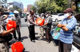 Polsek Semampir Bagikan Bantuan Sembako Untuk Pengendara di Depan Mako