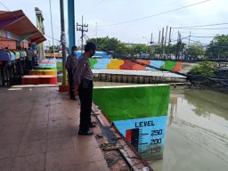 Personil Polsek Asemrowo Pantau Debit Air di Rumah Pompa, Antisipasi Potensi Banjir