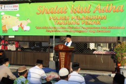 Kapolres Tanjung Perak Bersama Anggota Jalankan Ibadah Sholat Idul Adha di Lapangan Apel