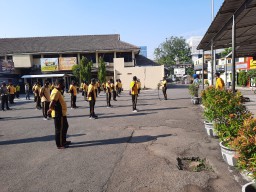 Kasat Sabhara Polres Tanjung Perak Pimpin Olahraga Pagi, Jaga Kesehatan Personil