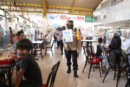 Kapolres Tanjung Perak Ajak Pengunjung Mall Pasar Atom Ikut Berpartisipasi Dalam Pilwali