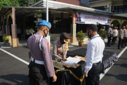 Kapolres Tanjung Perak Pimpin Apel Pagi Sekaligus Penandatanganan Pakta Itegritas Tidak Menyalahgunakan Narkoba