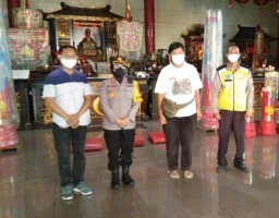 Kapolres Tanjung Perak Sambang Klenteng Mbah Ratu, Pantau Perayaan Waisak
