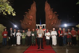 Kapolres Tanjung Perak Pimpin Pelaksanaan Parade Merah Putih Hari Pahlawan