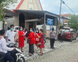 Polsek Kenjeran Kawal Kebaktian Awal Tahun di Gereja HKBP Sidotopo Wetan