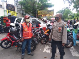 Personil Polsek Semampir Sampaikan Himbauan Ketertiban & Cegah Curanmor Kepada Petugas Parkir