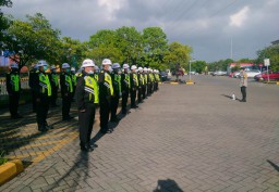 Babinkamtibmas Perak Barat Berikan Pelatihan Kedisiplinan Melalui Baris Berbaris Kepada Sekuriti PT TPS