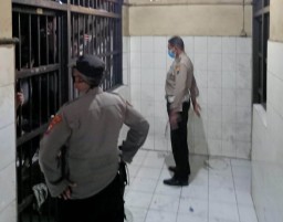 Antisipasi Barang Terlarang, Polsek Kenjeran Rutin Lakukan Pengecekan Tahanan