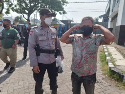 Polsek Kenjeran Bagikan Masker Gratis di Pasar Surya Jalan Nambangan