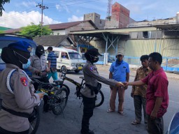 Polwan Polres Tanjung Perak Bagikan Masker Kepada Sopir Angkot