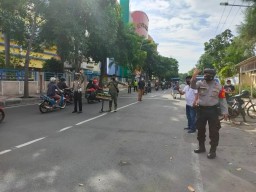 Polsek Pabean Cantikan Laksanakan Operasi Penertiban Masker Bersama Satpol PP di Jalan Stasiun Kota