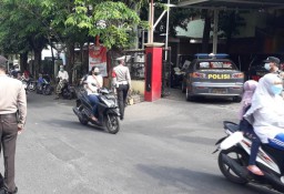 Polsek Asemrowo Bareng Satpol PP Laksanakan Operasi Masker, Sasar Pengendara di Jalan Asem Raya