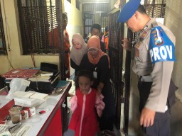 Personil Provos Polres Tanjung Perak Lakukan Pengecekan Bawaan Pembesuk Tahanan
