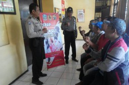 Babinkamtibmas Polsek Semampir Sosialisasikan Anti Pungli Kepada Masyarakat