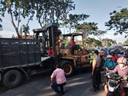 Sempat Macet Akibat Truk Terguling, Jalan Raya Dupak Rukun Kembali Lancar