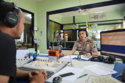 Kapolres Tanjung Perak Kembali Siaran Live Sosialisasi UU Fidusia