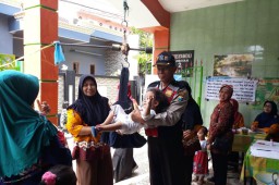 Sambang Posyandu, Babinkamtibmas Bulak Titip Pesan Jaga Kesehatan Balita