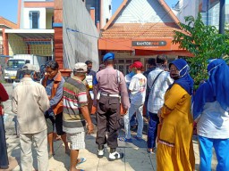 Propam Polres Tanjung Perak Ikut Melaksanakan Pengamanan Pengambilan BST di Kantor Pos Perak Barat