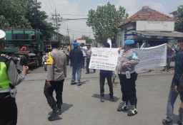 Polsek Asemrowo Kawal Pelaksanaan Unjuk Rasa Pengusaha Pergudangan Kalianak