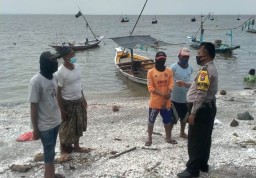 Babinkamtibmas Kedung Cowek Sampaikan Himbauan Keselamatan Kepada Nelayan Cumpat