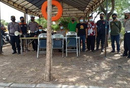Polsek Kenjeran Bersama BPB Linmas & Satpol PP Beri Himbauan Keselamatan Kepada Nelayan Untuk Berhati-Hati Melaut