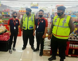 Polsek Krembangan Gelar Patroli di Mini Market, Sampaikan Himbauan Waspada Pencurian