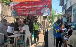 Polsek Asemrowo Kawal Home Care Vaksin di Balai RW 03 Genting Kalianak