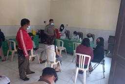 Home Care Vaksin Digelar Polres Tanjung Perak di Kelurahan Bongkaran