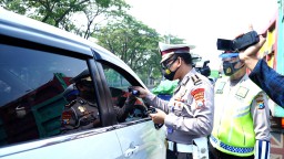 Satlantas Polres Tanjung Perak Bagikan Jutaan Masker Untuk Pengendara Mobil & Motor di Suramadu
