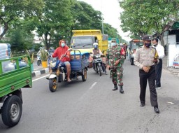 Polsek Kenjeran Bersama Satpol PP Kecamatan Bulak Lakukan Operasi Masker di Jalan Kedung Cowek