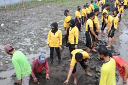 Kapolres Tanjung Perak Pimpin Kerja Bakti Pemavingan Jalan di Lokasi Kolam Budidaya Lele Warga RW 05 Takal Kedinding