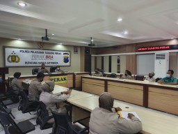 Kabag Sumda Polres Tanjung Perak Berikan Pengarahan Kepada Panitia Penerimaan Anggota Polri