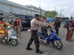 Kasat Sabhara Polres Tanjung Perak Pimpin Penyekatan di Dermaga Pelabuhan Ujung