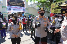 Kapolres Tanjung Perak Dampingi Kabid Humas Polda Jatim Bagi-Bagi Sembako di Wisata Religi Ampel