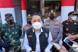 Kapolres Pelabuhan Tanjung Perak Dampingi Walikota Surabaya Resmikan Unit Baru Suroboyo Bus