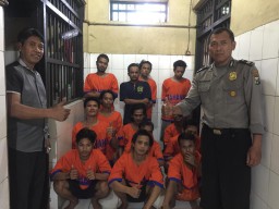 Kapolsek Kenjeran Bagi-bagi Baju Tahanan Baru