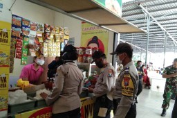 Polsek Kenjeran Pantau Ketersediaan Sembako di Pasar Surya Jalan Nambangan