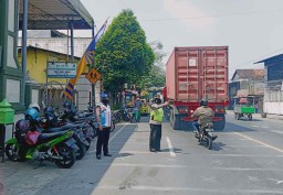 Polwan Polres Tanjung Perak Lakukan Pengamanan Ibadah Sholat Jumat