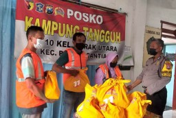 Babinkamtibmas Perak Utara Bagikan Bantuan Sembako Ke Kampung Tangguh Semeru